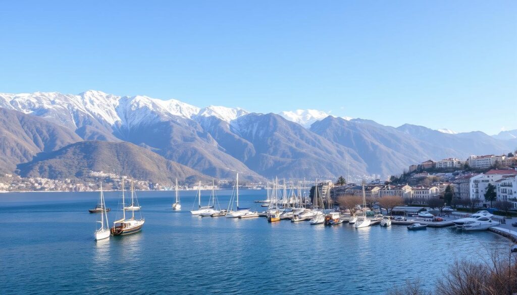 Blick auf die Bucht von Fethiye im Winter mit Bergen im Hintergrund