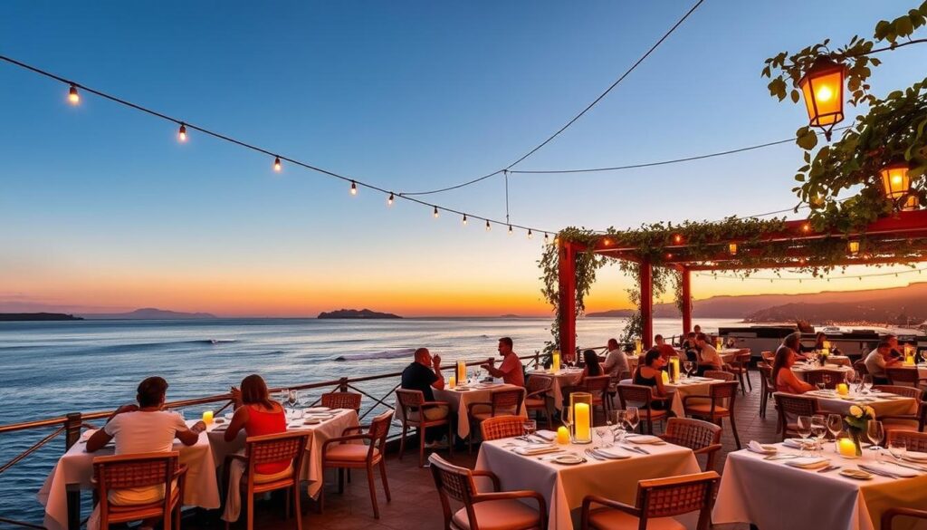 Restaurant-Terrasse mit Meerblick auf Mallorca im Sommer bei Sonnenuntergang