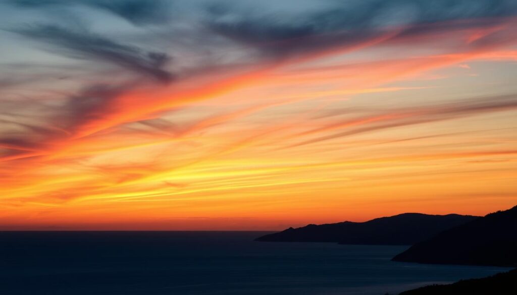 Sonnenuntergang über dem Meer an der Westküste Mallorcas im Winter